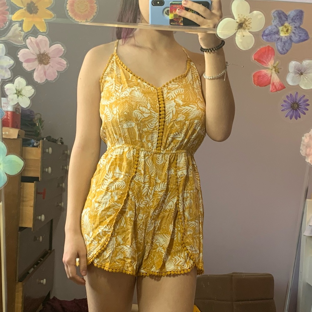 🌸🌸Yellow romper!🌸🌸